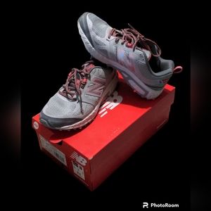 New Balance Women's 9.5 Wide Trail Runners